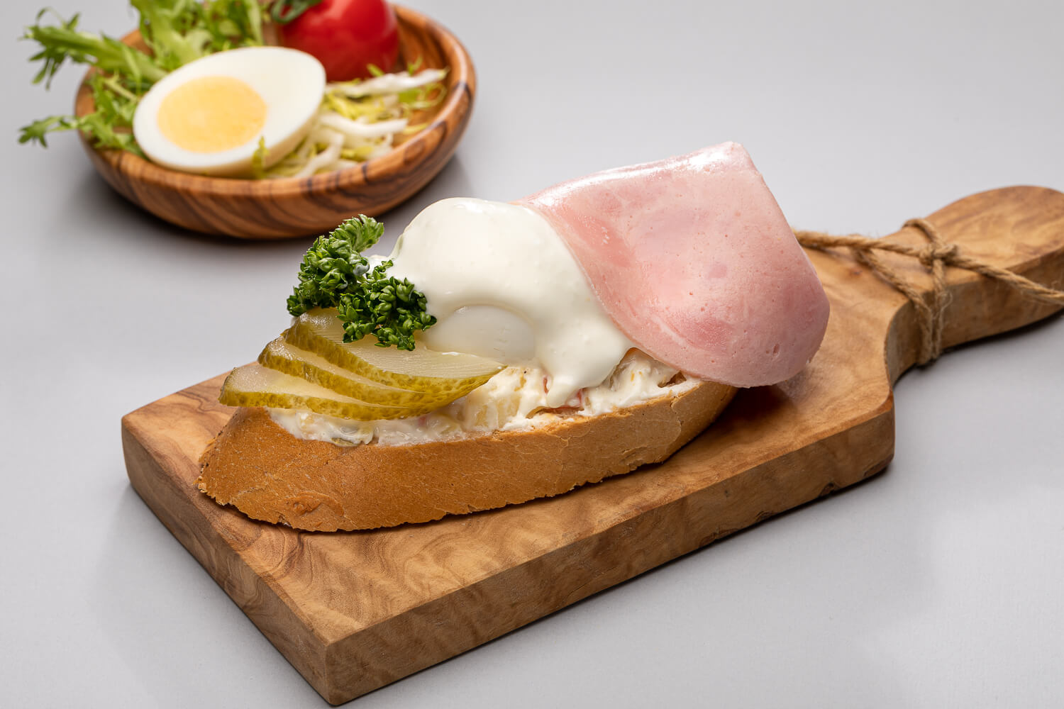 chlebíček vajíčkový se šunkovým salámem